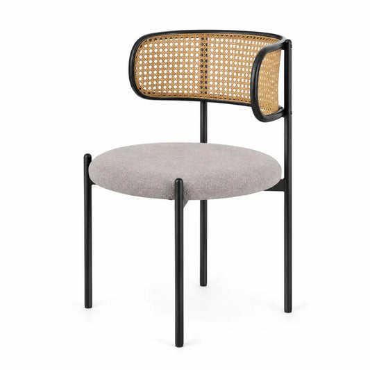 Sedia in metallo nero con seduta in tessuto grigio e schienale in rattan
